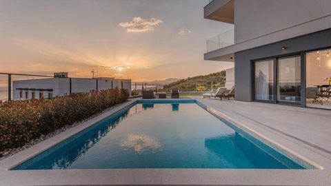 Nestled in the tranquil surroundings of Podstrana, just 300 meters from the sea and stunning beaches, this modern villa offers an ideal blend of privacy and luxury. Situated among prestigious villas in a highly desirable location near Split, the vill...