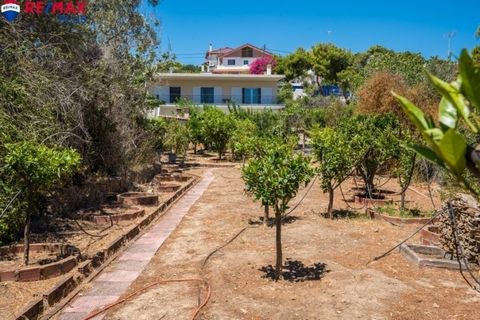 CASA EN VENTA EN DASKALEIO KERATEAS. TIENE VISTAS AL MAR Y A LA MONTAÑA. CUENTA CON 3 DORMITORIOS (1 PRINCIPAL), 3 BAÑOS, 1 COCINA Y UN AMPLIO SALÓN DIÁFANO CON CHIMENEA Y GRANDES VENTANALES CON VISTAS AL MAR. TAMBIÉN HAY UNA INSTALACIÓN PARA UNA CHI...