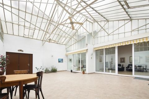 À deux pas du square Hippolyte-Maindron, au fond d'une cour et à l'abri des regards, un ancien atelier de conserves réaménagé en maison de 245 m2 sur 2 niveaux, au calme absolu, comprenant : Rez-de-chaussée : Grande pièce de 70 m2 avec 8 m sous verri...