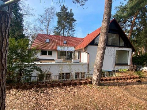 Massives und großräumiges Einfamilienhaus (Villa) in gehobener Wohnlage in Kladow, Pool, Sauna, großer offener Wintergarten, Kamin, nahe am Groß-Glienicker-See, hochwertige Ausstattungen, frei stehend, Sauna, Garagen, Freiplätze und Carport, vieles m...