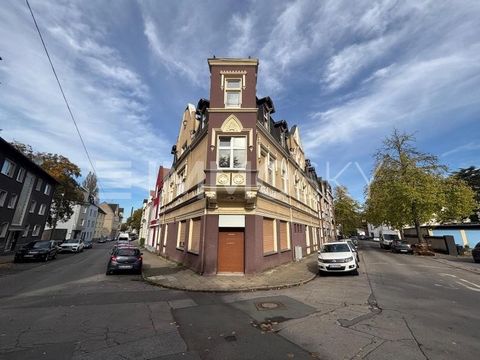 Dit charmante oude appartementsgebouw uit 1900 is gelegen in een centrale stad van Bochum en biedt een ideale combinatie van historische charme en modern potentieel. Met in totaal 3 verdiepingen en een leefruimte verdeeld over 7 goed ontworpen appart...