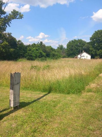 Très Beau et agréable Terrain viabilisé eau, électricité, télécoms dans 41110 Couffy. Terrain avec ruisseau et fontaine. Façade de 55 mètres, profondeur 35 mètres, entièrement plat. Bien situé au calme dans village à 10 min de st Aignan et 10 min de ...