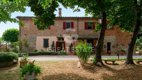 Rustikales Bauernhaus aus Stein mit einer Fläche von 484 m² in Marciano della Chiana, mit insgesamt 4 Schlafzimmern, 3 Bädern und einem 1.560 m² großen Garten mit kleinem Teich. Genießen Sie die Schönheit der grünen Landschaft der Toskana mit diesem ...