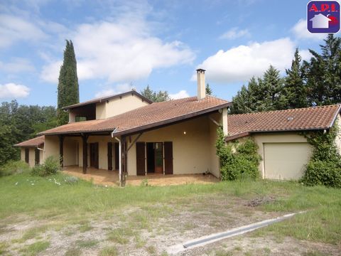 UNIQUE ! Near Mirepoix, large traditional house from 1989 of 188 m². + attached garage of 45 m², + cellars of 50 m² ... 3ha wooded estate, countryside view with no neighbors! entrance hall, toilet, 3 bedrooms, a bathroom, laundry room, access to cell...