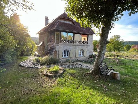 A 8 minuti da Avallon, vicino alla stazione ferroviaria (Sermizelles-Vezelay), accesso all'autostrada A6 16 km, situata su una collina, questa proprietà dominante offre una vista panoramica e un universo caldo favorevole al relax, immerso in una luce...