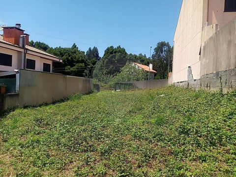 CASA DE SONHO + BOA LOCALIZAÇÃO + TRANQUILIDADE Lote de terreno para construção de Moradia com 3 Frentes - Junto aos Bombeiros Voluntários dos Carvalhos - Pedroso Localizado em zona calma, tranquila e arborizada, lote de terreno muito perto dos Bombe...