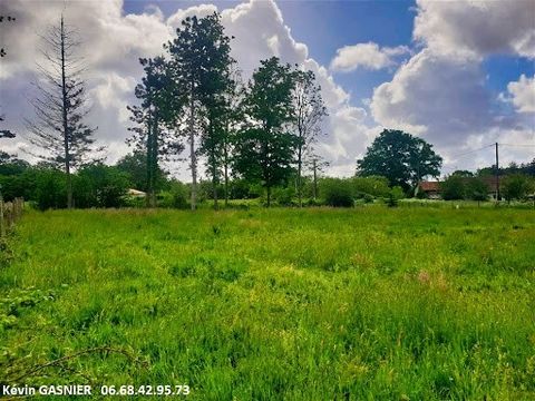 GRASSAC (16380) : Situé au calme, en plein nature à 5 minutes de Vouzan et à 20 minutes de Soyaux, terrain de 19380m2 en partie constructible. Dans un environnement agréable, ensemble attenant comprenant un bois de 14250m2 ainsi qu'un terrain de 5130...