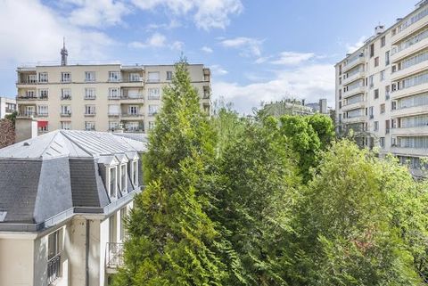 Très bel appartement d'une superficie de 84,43m2, traversant et sans perte d’espace. Ce bien se compose d'une entrée, d'une belle pièce de vie entièrement exposée sur le balcon (6,78m2), d’une cuisine avec un accès service, de deux chambres spacieuse...