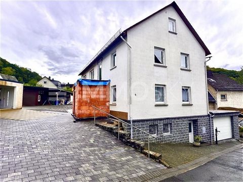 Das hier angebotene Zweifamilienhaus bietet auf einer Wohnfläche von ca. 174 m² und einem großzügigen Grundstück von 949 m² viel Platz für zwei Familien oder eine große Familie mit Bedarf an zusätzlichem Wohnraum. Das Haus verfügt insgesamt über 8 Zi...