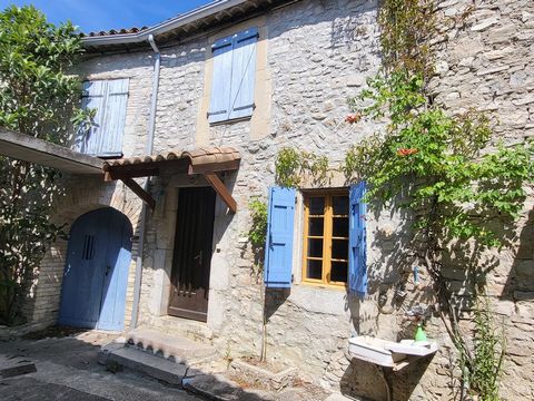 GROS POTENTIEL ! Entre Nîmes et Montpellier, près de Quissac, authentique maison de village de 91 m2 habitables sur 2 niveaux avec un jardin de 90 m2 , un garage et deux remises de 50 m2 et 74 m2 environ. Cette jolie maison en pierre offre au rez-de-...