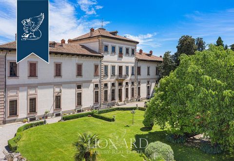 Dans le centre historique d'un bourg tranquille aux portes de Milan, dans un cadre naturel d'une grande beauté, cette somptueuse villa historique d'un grand prestige historique et artistique est à vendre. Déclarée Monument National pou...