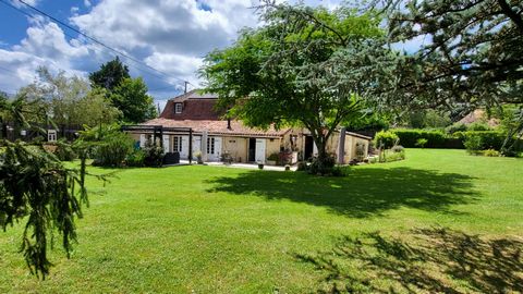 secteur 24400 entre Mussidan et Bergerac . Cette ancienne grange en pierres a été rénovée en préservant l'authenticité sans oublier le confort de vie. Les 3 suites dont une en rez de chaussée permettent de recevoir en toute intimité . Le bureau est s...