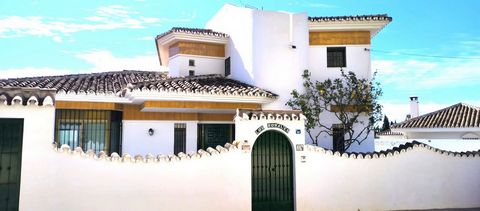 INVESTMENT OPPORTUNITY Detached villa located within 5 minutes drive to the beachfront of Fuengirola with beautiful sea views Some modernisation would be required in particular the bathrooms and independent apartment You enter the property on the mai...