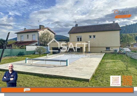 Charmante maison quatre faces sur une parcelle d'environ 1060 m², avec piscine, terrasse, idéalement située dans un quartier paisible de Laroque d’Olmes en Occitanie et à seulement quelques minutes à pied des commerces. Entièrement rénovée, elle disp...