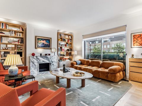 Questo bellissimo appartamento con tre camere da letto al primo piano, recentemente ristrutturato, si trova all'interno di un condominio ben tenuto in Sussex Place, a pochi passi da Hyde Park, dalla stazione di Paddington e dal Connaught Village con ...