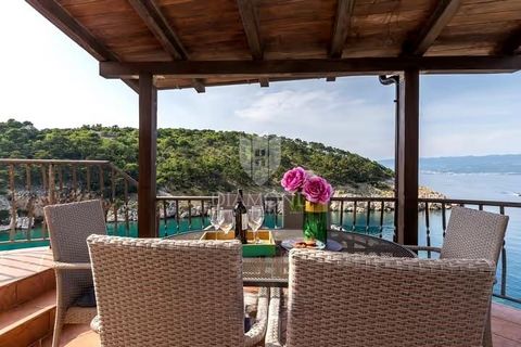 Location: Primorsko-goranska županija, Vrbnik, Vrbnik. Krk, Unique House by the Sea We present a unique house on the island of Krk, with a surface area of 100 square meters, situated right on the seafront. This one-of-a-kind property, merged with the...