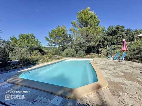 Located in Tavernes in Provence Verte in the Var, very beautiful house of approximately 162m2 without any vis-à-vis with swimming pool on a plot of more than 2800m2 entirely fenced with electric gate. Very large space composed of an open fitted kitch...