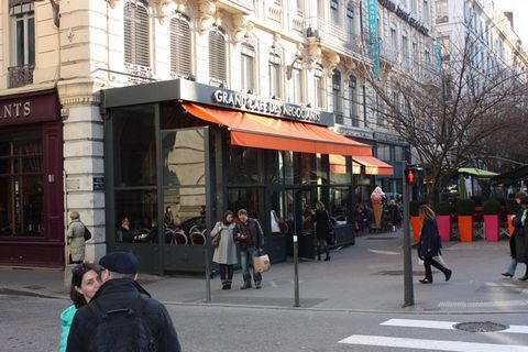 proximité du café des Négociant cet appartement 2 étage ascenseur calme spacieux de 64m² séjour cuisine équipée de 42 m² 1 chambre ( possibilité 2 ème chambre ) douche équipée belle prestations 18eme loué 1100 mois Fin du bail juin 2025 il a été tota...