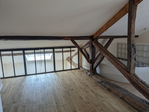 Immeuble comprenant deux logements Rez de chaussée Un appartement de 53 m2, composée d'une entrée, cuisine aménagée équipée, sejour ,deux chambres et salle d'eau. Bail en cours 500 Euros 1er étage Un duplex disponible de 70 m2 composé d'une entrée, c...