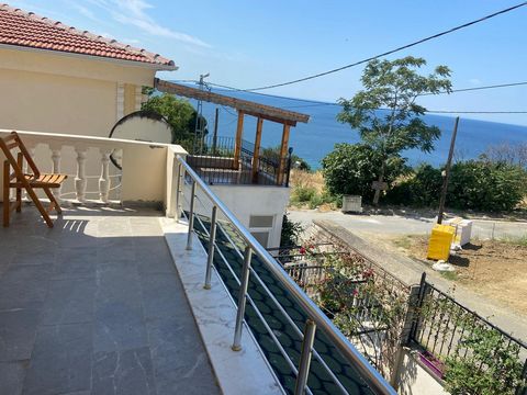 Diese freistehende Villa mit Meerblick befindet sich in der Gegend von Selimpasa in İstanbul Großes Hauptschlafzimmer Garten 300 qm Meerblick In der Nähe von Meer & Strand 5 Min. zum Strand und Meer 40 Min. zum neuen Flughafen Istanbul 1 Stunde Fahrt...