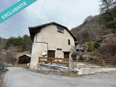 Sur les hauteurs du Lauzet, aux portes de la Vallée de l'Ubaye ; découvrez cette magnifique Batisse chargée d'histoire, ancien moulin du Village datant de 1700. En co-propriété (syndic bénévole, , faibles charges : 165€/an pour le lot 2 et 274€/an po...