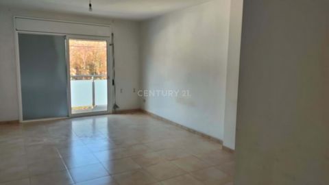 We present this charming 90 m² apartment, ideal for those looking for spaciousness, comfort and an excellent location. The house has 3 bedrooms, perfect to adapt to your needs, whether for bedrooms, an office or extra space for storage. Its complete,...