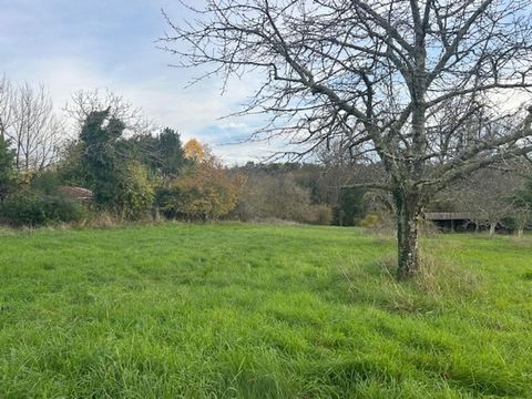 Located in Pompignac (33370), this 1155 m² plot offers an ideal living environment in a dynamic village on the outskirts of Bordeaux. Close to all amenities such as shops, schools, and public transport, it provides a peaceful and green setting, perfe...