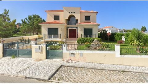 Nouvelle maison située à Salir do Porto. Divisée en deux étages, elle se compose au rez-de-chaussée d'un grand salon avec cheminée et cuisine spacieuse, le tout en 'open space', et de deux suites. Au premier étage se trouvent deux autres suites. Un t...