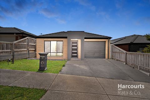 Bienvenido a 20 Leith Drive, Mernda, esta casa perfectamente ubicada ofrece una vida moderna, comodidad y conveniencia con fácil acceso a todas las comodidades. Esta casa cuenta con tres dormitorios, el principal cuenta con un baño y un vestidor, mie...