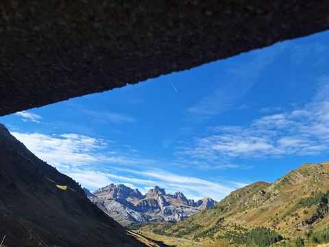 Estudio en plena estación de esquí de Astún, a pie de pistas. Orientación Oeste con magníficas vistas a las pistas de La Raca y a la vecina estación de esquí de Candanchú. Enclavado en un entorno incomparable para los amantes de los deportes de invie...