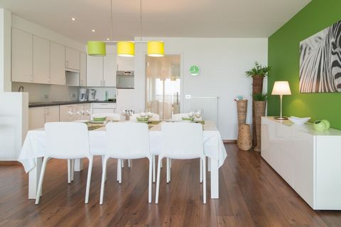 Cet appartement de 2 chambres récemment construit est situé au 2ème étage de la prestigieuse tour Residentie Ensor II, située dans le quartier d'Oosteroever. Il dispose d'une terrasse spacieuse avec mobilier de salon, parfaite pour se détendre en ple...