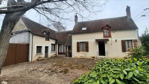 In het hart van het dorp Chabris, in een rustige straat en dicht bij winkels, huis bestaande uit, op de begane grond; Entree die leidt naar een keuken, een badkamer, een eetkamer, een woonkamer met open haard, twee slaapkamers en twee toiletten. Bove...