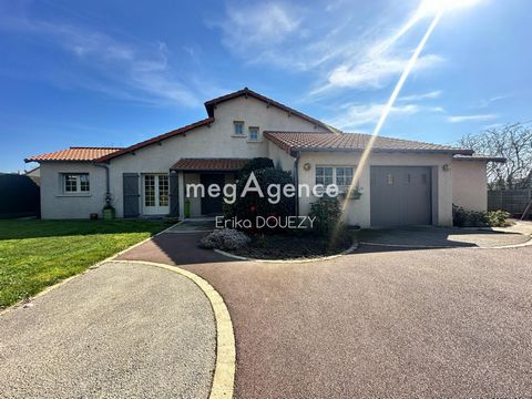 Maison de caractère avec dépendances. Située à Maulévrier (49360), cette propriété bénéficie d'un emplacement offrant un accès facile aux commodités. Entourée d'un terrain d'environ 1800m², cette maison est spacieuse de 210 m². En extérieur, profiter...