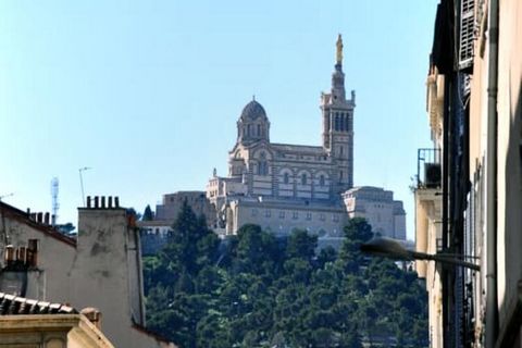 Prachtig appartement van 35 vierkante meter gelegen in in het 6e arrondissement van Marseille. ArrayIt is ideaal voor een romantisch uitje. Ik kijk ernaar uit u te mogen verwelkomen! :) Zeer comfortabel, het appartement omvat: - een slaapkamer met ee...