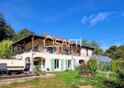 Cette spacieuse propriété est située à Goujounac (46250), offrant un cadre paisible en pleine campagne, bénéficiant d'un environnement propice à la tranquillité, elle dispose de deux belles terrasses couvertes pour profiter pleinement des extérieurs....