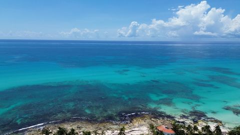 Dieses atemberaubende Anwesen am Strand befindet sich in einer der exklusivsten und ruhigsten Gegenden von Cancún und kombiniert die Majestät des Ozeans mit dem Komfort einer privaten Oase. Verteilt auf 2500 m2 Land, mit einer beeindruckenden Fassade...