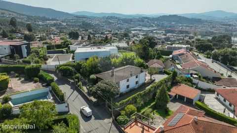 Incrível moradia T3 individual em terreno de 1725m² em uma das localizações mais desejadas de Braga com vistas desafogadas sobre toda a cidade. Composta por:  3 Quartos (1 suíte)  1 Casa de banho completa de apoio aos quartos  1 casa de banho social ...