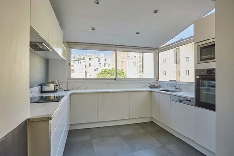 Subliem Penthouse met airconditioning, 3 slaapkamers, 3 badkamers, 2 terrassen van 30 en 90 m2 op de bovenste verdieping van een beveiligd gebouw met bewakers, gelegen in de 16e-eeuwse woonwijk op een steenworp afstand van Place du Trocadéro en de Ar...