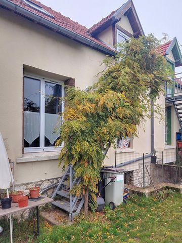 Située dans la ville de Saumur (49400), cette maison de 70 m2 est proche des commodités locales, des écoles et des transports en commun. Elle offre un cadre de vie pratique et agréable. Saumur, connue pour son riche patrimoine historique et sa douceu...