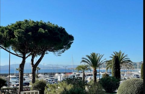 Location Annuelle meublée situé face au port de plaisance et proche du centre ville de Sainte-maxime . Appartement deux pièces de 32 M2 avec terrasse vue mer dans la résidence Le Palais de la mer . L'aménagement est astucieux et la décoration agréabl...