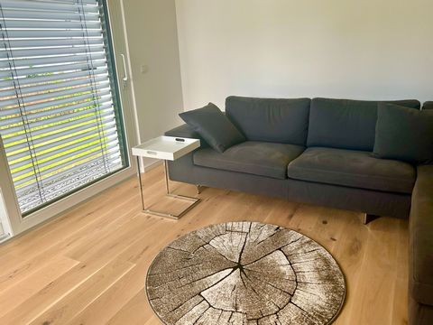 Die 3-Zimmer Wohnung liegt im Erdgeschoss (barrierefrei) eines Neubauobjektes (4-Parteien Haus). Die Wohnung ist mit Parkettboden ausgestattet und sehr hochwertig möbliert. Sie können sofort einziehen, da die Wohnung komplett ausgestattet ist. Vom Fl...