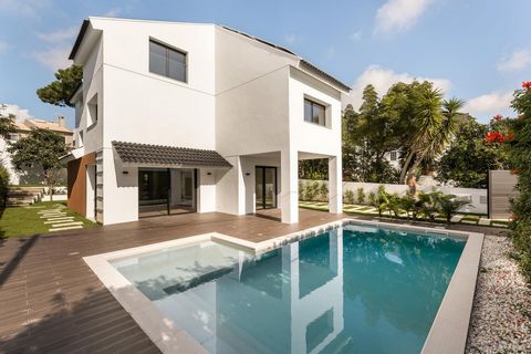 4+1 bedroom villa, with swimming pool, located in Estoril, inserted in a 545 sqm plot, deeply renovated. With a 203 sqm gross private area, distributed over three floors and with garage, the villa is composed by: Ground Floor: - Entry Hall - Office -...