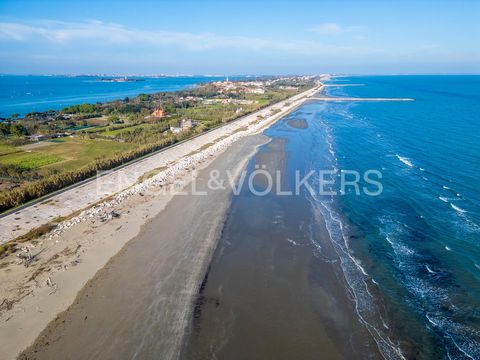 Ort: Municipality Lido-Pellestrina, Venedig Der Lido von Venedig ist ein beliebter Badeort für Venezianer und Touristen aus Italien und der ganzen Welt, der für sein kristallklares Wasser und seine schönen Strände geschätzt wird. Der Jugendstil prägt...