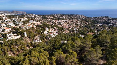 Wir präsentieren ein wunderschönes 1.100 m² großes Baugrundstück in La Viña, Benissa, mit fantastischem Blick auf das Meer nach Osten. Nur 3 km vom Meer entfernt, befindet sich dieses Grundstück in einer privilegierten Umgebung inmitten der Natur, mi...