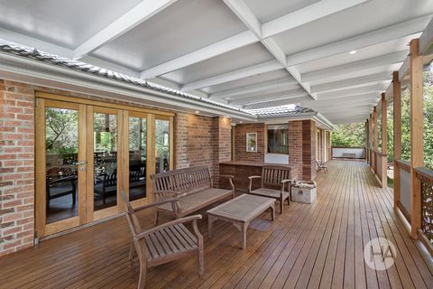 Inmerso en la serenidad, donde se despierta con el sonido del canto de los pájaros y el relincho de los caballos, y termina el día sentado en la terraza disfrutando de las delicias de los jardines de verduras, bayas y sus cosechas del huerto, esta pr...