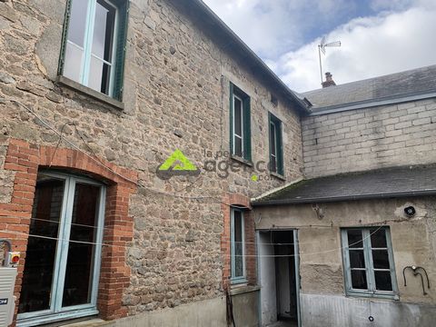 La Petite Agence Aubusson vous propose à la vente cette grande maison de bourg de 205 m2 avec de belles hauteurs sous plafond. Idéalement située au coeur du village, cette maison qui a été autrefois la boucherie du village possède de très beaux volum...