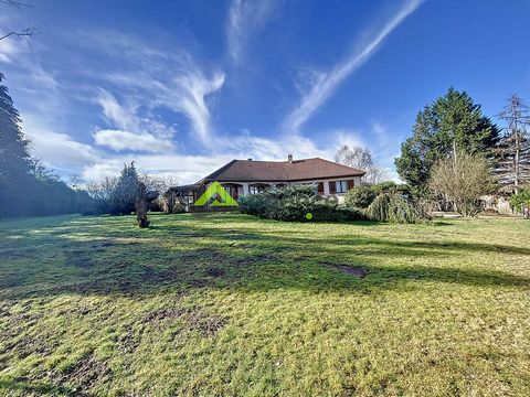 Votre Petite Agence Guéret vous propose à la vente cette magnifique aménagée sur sous-sol total Dans un cadre paisible avec sa vue dégagée, vous apprécierez le parc de + d'un hectare, idéal pour les amoureux de la nature. Cette belle maison de famill...