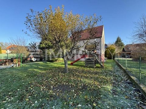 Ruim en uitnodigend, deze woning presenteert zich in een stedelijke groene rustige omgeving. De woning is opgetrokken in massieve baksteen, heeft een souterrain en een berging. De rustige ligging en de groene tuin zijn het absolute hoogtepunt van dez...