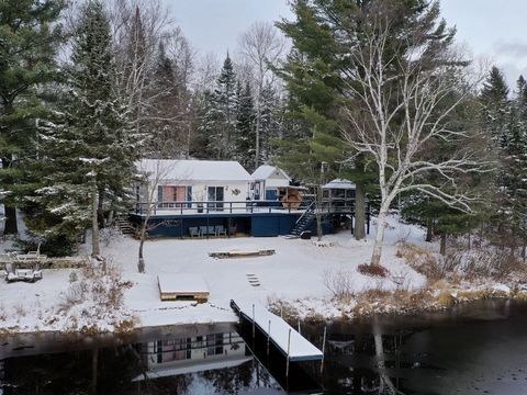 Das Anwesen liegt am Ufer des ruhigen Sumas-Sees und bietet eine idyllische Umgebung für unvergessliche Familienmomente. Dieses gemütliche Haus verfügt über zwei komfortable Schlafzimmer. Lassen Sie sich von der riesigen Galerie verführen, von der Si...