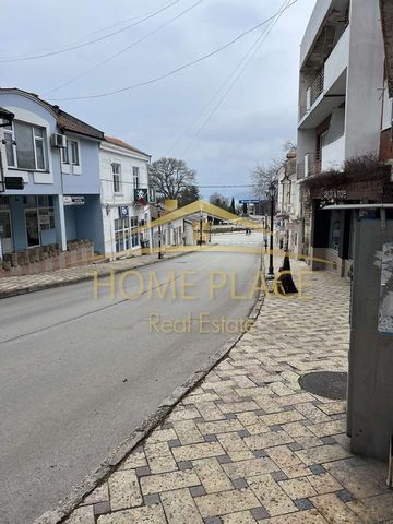 Properties Home Place vende un local comercial EXCLUSIVO en la localidad de Balchik! El sitio está ubicado en la planta baja frente a una concurrida calle principal frente al municipio. Consta de una nave comercial, un trastero y un baño que está en ...